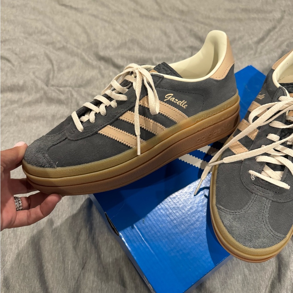 Women’s gazelle brand new sneaker 7.5